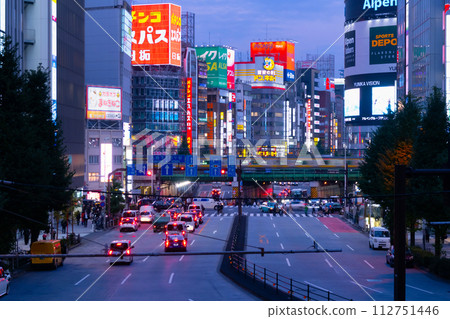 Tokyo Shinjuku night view large guard intersection 112751446