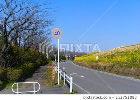 Road along the Edogawa River, Misato City, Saitama Prefecture March 2024 112751888