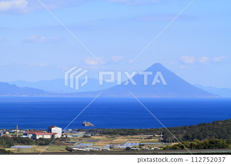 從南薩摩市三取峠看到的開聞岳 112752037