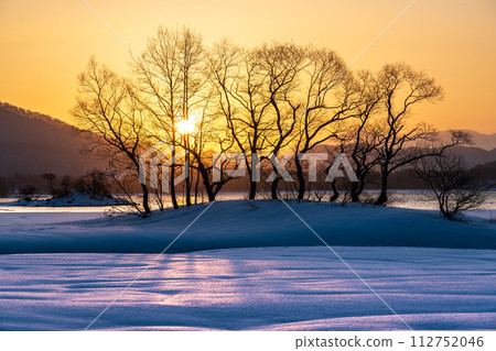 Urabandai Lake Hinohara Dawn in the snowy field Urabandai Lake Hinohara Dawn in the snowy field 112752046