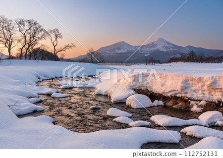 Mt. Bandai at dawn from the snowy field of Lake Hinohara in Urabandai in winter Mt. Bandai at dawn from the snowy field of Lake Hinohara in Urabandai in winter 112752131