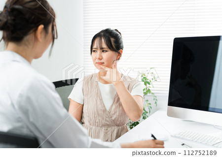 A female patient and doctor who are examined for problems and diseases related to lips and mouth (herpes, angular cheilitis, cheilitis, stomatitis) A female patient and doctor who are examined for problems and diseases related to lips and mouth (herpes, angular cheilitis, cheilitis, stomatitis) 112752189