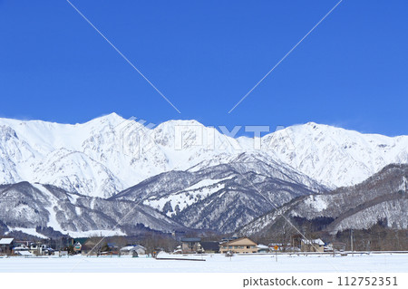 冬天的白馬村,晴天的白馬三山 冬天的白馬村,晴天的白馬三山 112752351