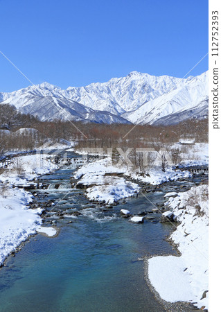 冬天的白馬村,陽光明媚的北阿爾卑斯山 冬天的白馬村,陽光明媚的北阿爾卑斯山 112752393