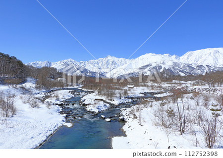 Hakuba village in winter, sunny Northern Alps Hakuba village in winter, sunny Northern Alps 112752398