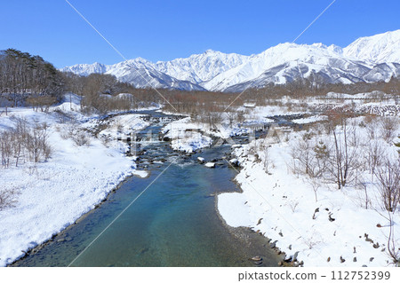 Hakuba village in winter, sunny Northern Alps 112752399