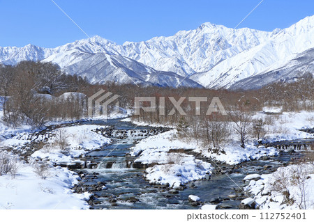 冬天的白馬村,陽光明媚的北阿爾卑斯山 冬天的白馬村,陽光明媚的北阿爾卑斯山 112752401