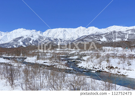 冬天的白馬村,陽光明媚的北阿爾卑斯山 冬天的白馬村,陽光明媚的北阿爾卑斯山 112752473