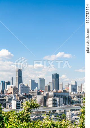[Kanagawa Prefecture] View of the clear blue sky and the city of Yokohama Minato Mirai 112752524