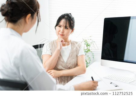 Informed consent, Muntera, a woman who consults a doctor and worries about treatment options Informed consent, Muntera, a woman who consults a doctor and worries about treatment options 112752525