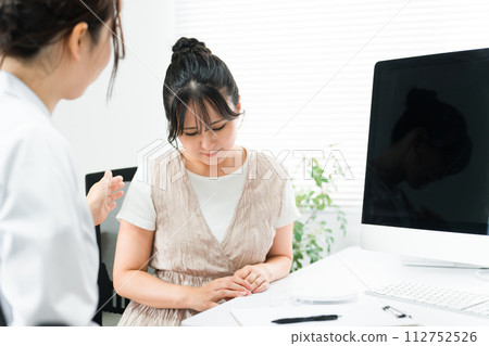 Infertility treatment, informed consent, Muntera, women who are worried about treatment options after consulting a doctor 112752526