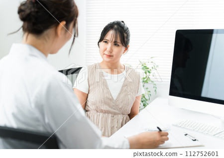 知情同意書,Muntera,一位諮詢醫生並擔心治療選擇的女性 知情同意書,Muntera,一位諮詢醫生並擔心治療選擇的女性 112752601