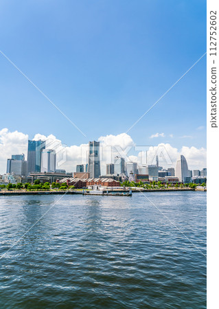 [Kanagawa Prefecture] Sunny blue sky and Yokohama Minato Mirai cityscape 112752602