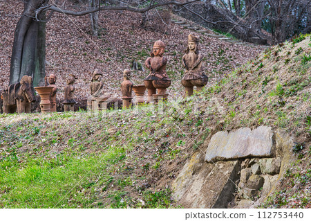 石頭砌成的古墓頂上放置著黏土人物的景觀 112753440