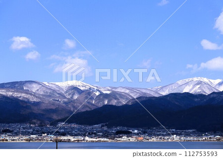 Landscape of snowy mountains and Lake Suwa 112753593