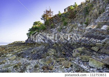 愛媛縣四國中央市河之江橫崎海岸和泉組海浪侵蝕怪石群 112753651
