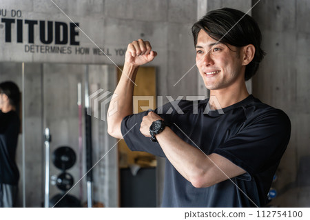 Personal trainer/instructor working at a sports gym Personal trainer/instructor working at a sports gym 112754100