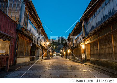 黃昏時分照亮的古老日本城鎮景觀 112754568