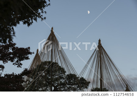 Kenrokuen in late autumn as dusk approaches 112754658