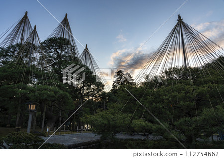 深秋的兼六園,黃昏將近 深秋的兼六園,黃昏將近 112754662