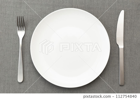 餐墊上的白色盤子和餐具 112754840