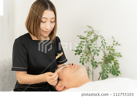 一名男士在眉毛沙龍、永久化妝、男士眉毛沙龍和美容眉毛沙龍調整眉毛 112755103