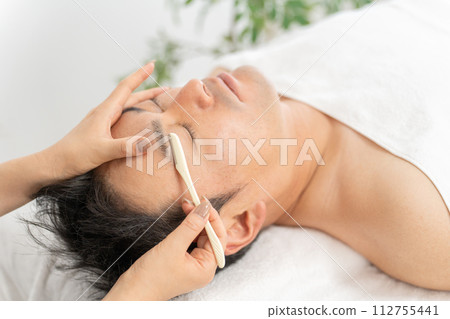 A man adjusting his eyebrows at an eyebrow salon, permanent makeup, men's eyebrow salon, and beauty eyebrow salon (shaving, razor, shaving) A man adjusting his eyebrows at an eyebrow salon, permanent makeup, men's eyebrow salon, and beauty eyebrow salon (shaving, razor, shaving) 112755441