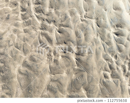 Coast wet sand pattern background 112755638