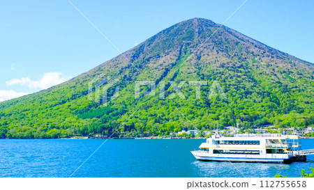 中禪寺湖和男體山（5月） 112755658