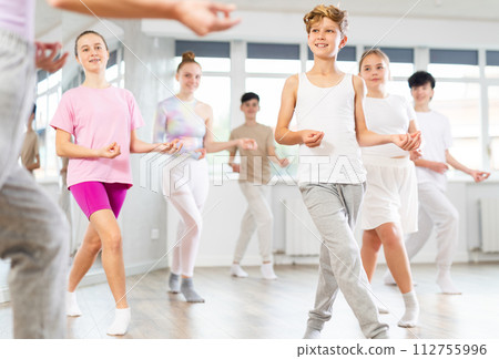 Group of children dancing jazz funk 112755996