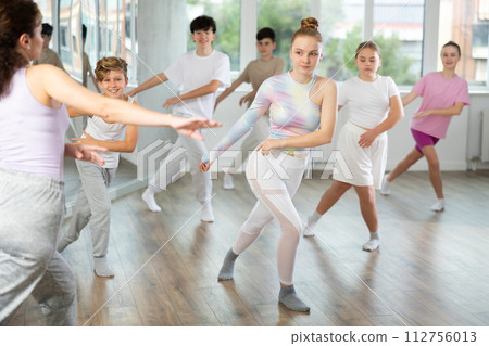 Group of children dancing jazz funk 112756013