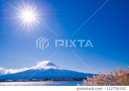 (Yamanashi Prefecture) Winter Fuji seen from the shore of Lake Kawaguchi (Yamanashi Prefecture) Winter Fuji seen from the shore of Lake Kawaguchi 112756192