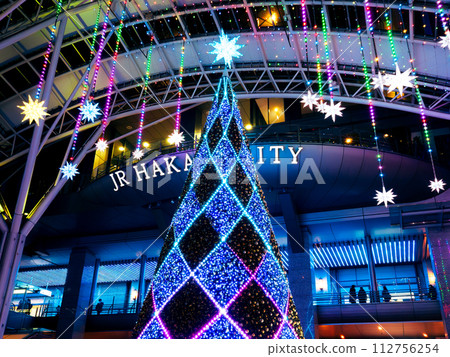 Illumination of the Christmas tree displayed at Hakata Station Plaza (a lively social space) in Fukuoka City, Fukuoka Prefecture 112756254