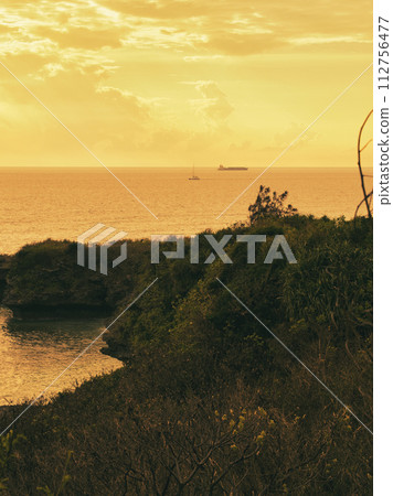 沖繩縣讀著谷村 Gala 藍色大海對面的海岸夜景 112756477