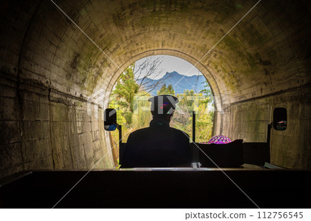 電車穿過隧道 112756545