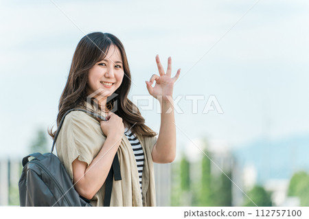 Young Asian female student/university student carrying a backpack (working holiday/overseas internship) Young Asian female student/university student carrying a backpack (working holiday/overseas internship) 112757100