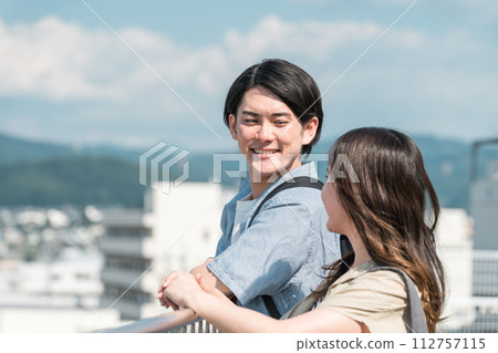 一對男女學生/大學情侶一邊看著天台的風景一邊交談(校園生活/約會/愛情) 一對男女學生/大學情侶一邊看著天台的風景一邊交談(校園生活/約會/愛情) 112757115