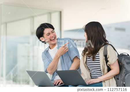 使用筆記型電腦的男女情侶(大學生/戀人) 使用筆記型電腦的男女情侶(大學生/戀人) 112757116