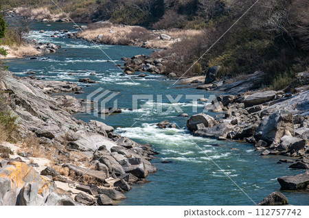 京都府笠置町木津川的早春山峽風光 112757742