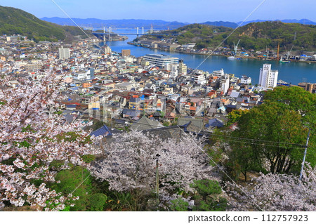 [Hiroshima Prefecture] The townscape of Onomichi seen from Senkoji Temple with cherry blossoms in full bloom 112757923