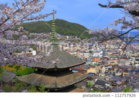 [廣島縣]櫻花盛開的天寧寺（三層寶塔）和尾道的街道 112757926
