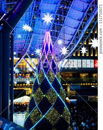 Illumination of the Christmas tree displayed at Hakata Station Plaza (a lively social space) in Fukuoka City, Fukuoka Prefecture Illumination of the Christmas tree displayed at Hakata Station Plaza (a lively social space) in Fukuoka City, Fukuoka Prefecture 112758071