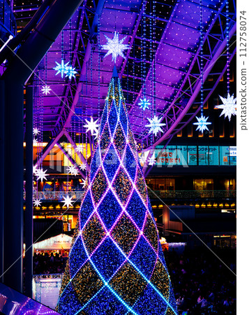 Illumination of the Christmas tree displayed at Hakata Station Plaza (a lively social space) in Fukuoka City, Fukuoka Prefecture 112758074