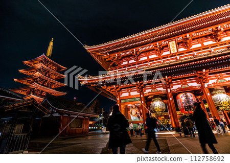 日本東京都市風景：入境旅遊復興…淺草寺與五層寶塔的夜景，擠滿了外國遊客=3月17日 112758692