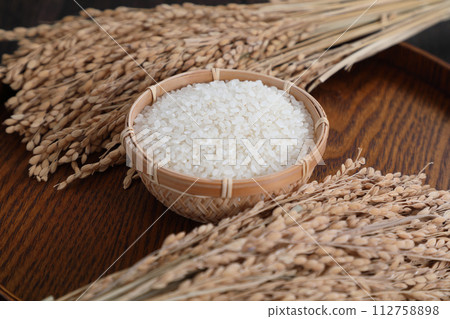 Rice in a colander 112758898
