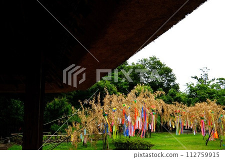 Eaves of an old house and Tanabata decorations [Oshima, Sagamihara City, July] 112759915