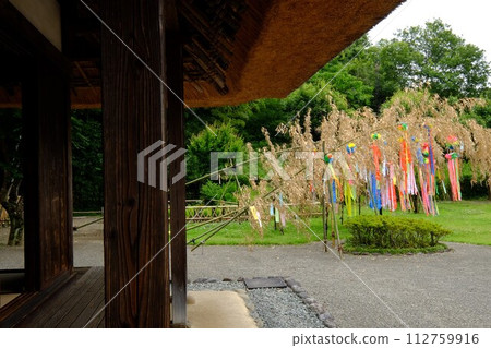 老房子的屋簷和七夕裝飾[相模原市大島，7月] 112759916