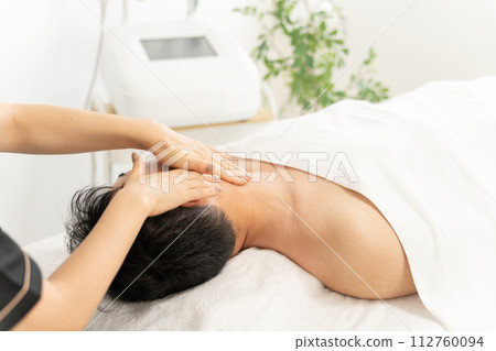 一名男子在男士美容院接受臉部美容治療 一名男子在男士美容院接受臉部美容治療 112760094