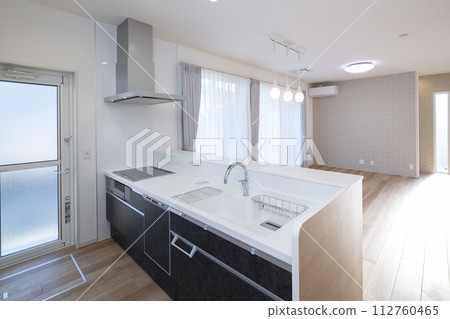 A kitchen 112760465