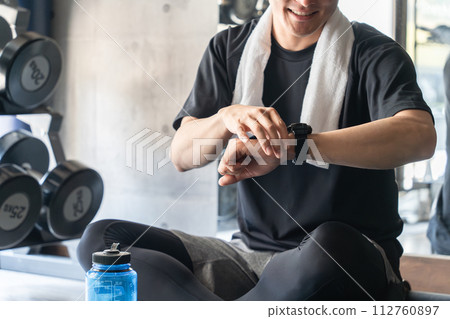 運動員在健身房看手錶、運動、男人塑造身體、運動、間歇 112760897